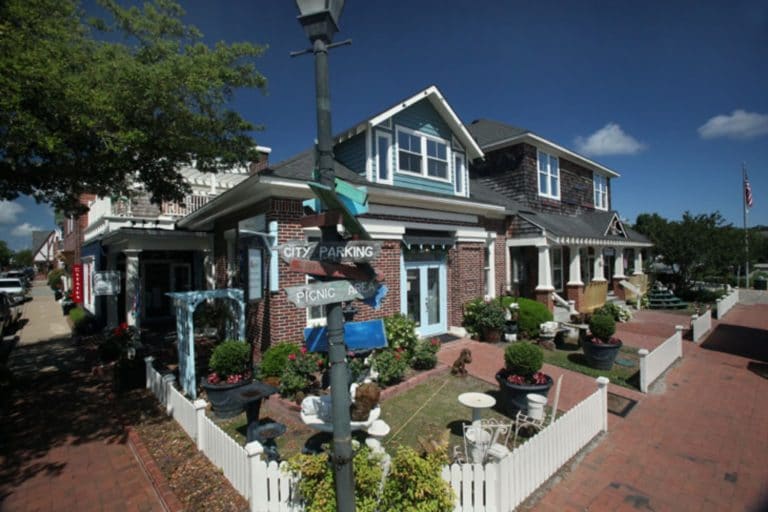 buildings in downtown Manteo, NC